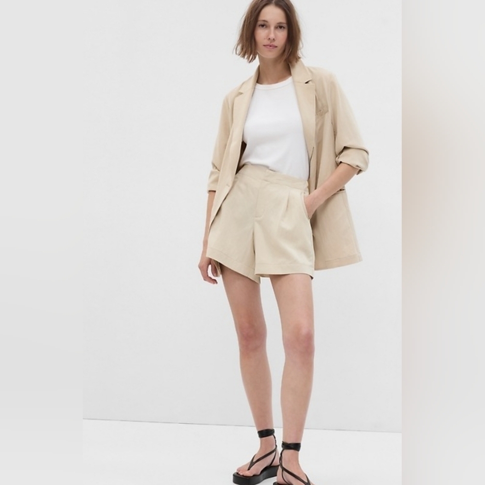 gap 5" softsuit short bedrock beige